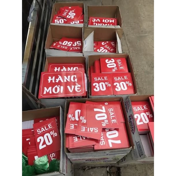 Khi cửa hàng thời trang lắp đặt vật trang trí khuyến mãi, tại sao hiệu quả thu hút khách lại không như mong đợi