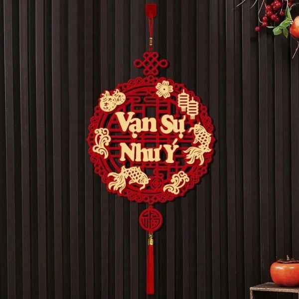Khi dải treo chữ “Phúc Lộc Thọ” khiến phòng khách bừng sáng, nhưng cách lắp đặt lại gây cản trở di chuyển