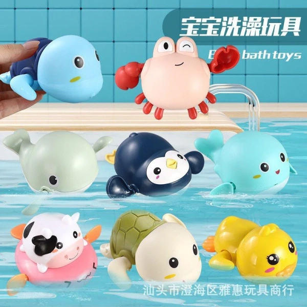 Khi dây bơi trong đồ chơi tắm bé vướng vào tay khiến phụ huynh bất ngờ phải cân nhắc lại an toàn.