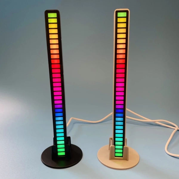 Khi đèn led âm nhạc và hub USB 4 cổng biến góc phòng thành sân khấu, việc quản lý dây điện không hề đơn giản.