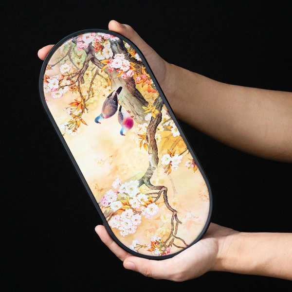 Khi khay trà du lịch gọn nhẹ hứa hẹn trà khô nhanh, độ ẩm môi trường lại là yếu tố quyết định thời gian pha.