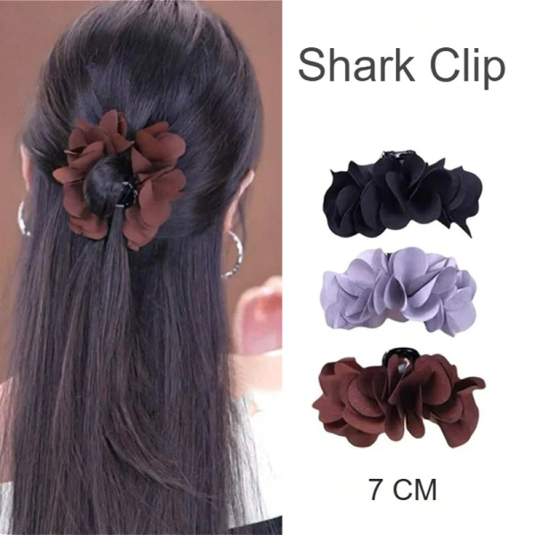 Khi lớp vải dày trong kẹp tóc gây bết dính tóc vào những ngày mưa