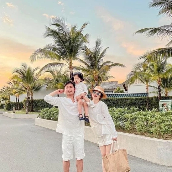 Khi mọi thiết bị cần sạc cùng lúc, độ rộng lỗ sét gia đình ba món màu trắng lại trở thành cản trở bất ngờ.