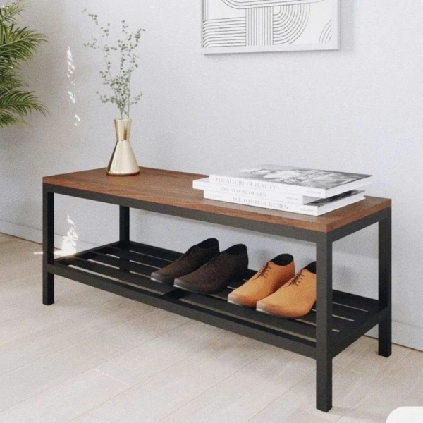 Khi muốn gọn gàng với kệ giày nhỏ, sự xuất hiện của ghế gỗ khiến việc lấy dép thường bị vướng.