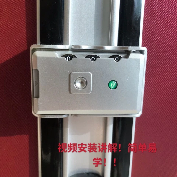 Khi nghĩ việc mở khóa vỏ vali bằng nhôm sẽ nhanh gọn, thực tế độ bền lại khiến nhiều người bất ngờ.