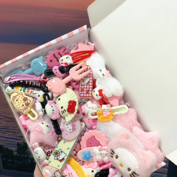 Khi những kẹp tóc Hello Kitty vừa dễ thương vừa rơi liên tục, bạn nên chuẩn bị gì?
