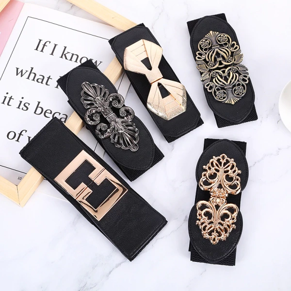 Khi thiết kế thắt lưng có khóa chữ hoa đẹp mắt nhưng độ co giãn lại gây bất ngờ trong việc mặc hàng ngày