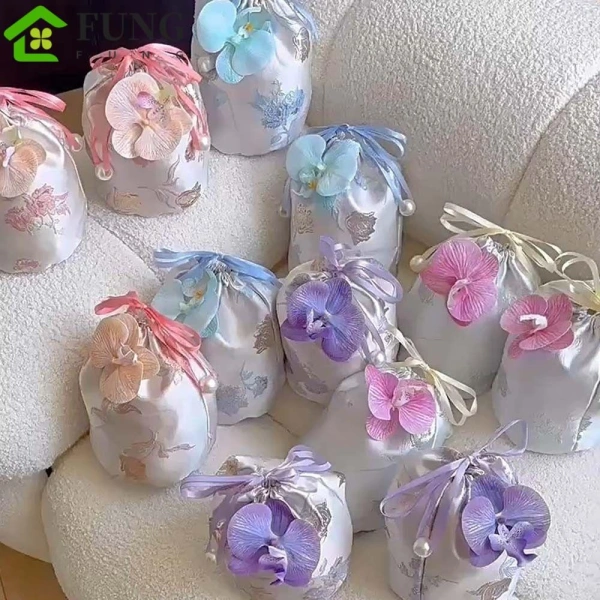 Khi túi xách mini thiếu ngăn kéo, việc sắp xếp mỹ phẩm buổi sáng trở thành thách thức bất ngờ.