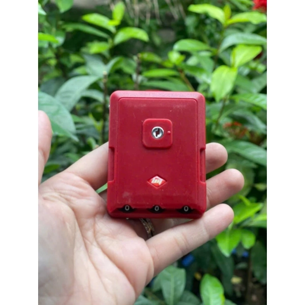 Khi tưởng rằng một khóa số vali gọn nhẹ đủ bảo toàn, nhưng ốc vít lỏng nhẹ vẫn có thể làm rắc rối hành trình