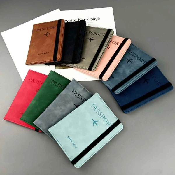 Khi ví da đựng passport đa ngăn bị ướt, ta mới nhận ra tầm quan trọng của lớp PU cao cấp chống thấm nước.