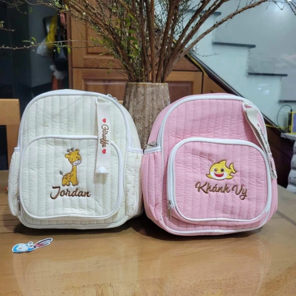 Khi việc thêu tên lên balo mầm non thực sự tránh được những khoảnh khắc lộn xộn trong buổi đến trường.