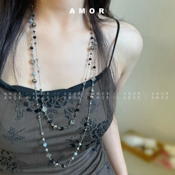 Khi vòng cổ dài xếp lớp thời trang nữ biến phong cách Bohemian thành trang phục công sở bất ngờ