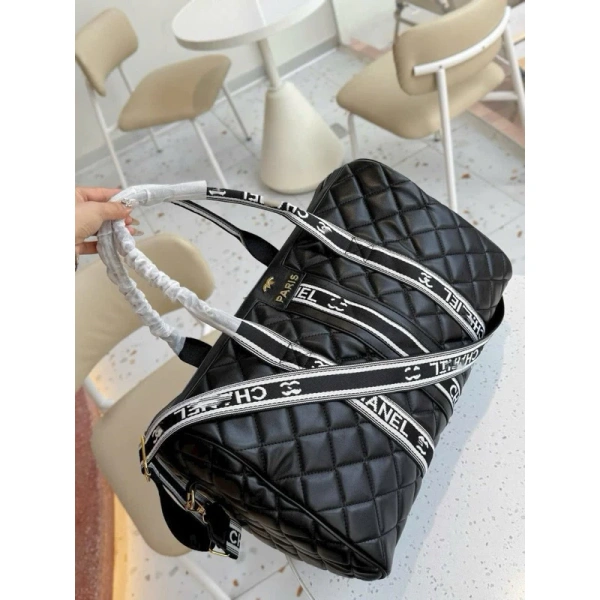 Không kiểm tra độ dài dây đeo chéo của túi du lịch 45 cm dễ khiến hành lý mất cân bằng và gây khó chịu khi di chuyển