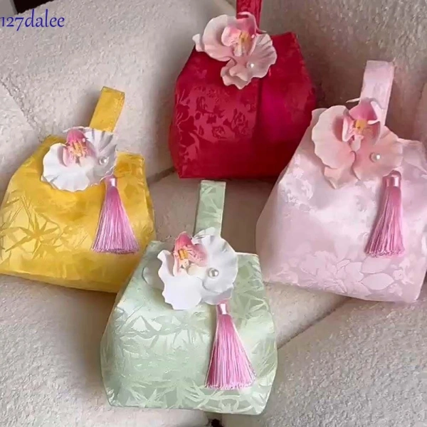 Không ngờ chiếc túi xách phong cách Trung Quốc nhỏ gọn lại gây bất ngờ khi sắp xếp vật dụng hàng ngày