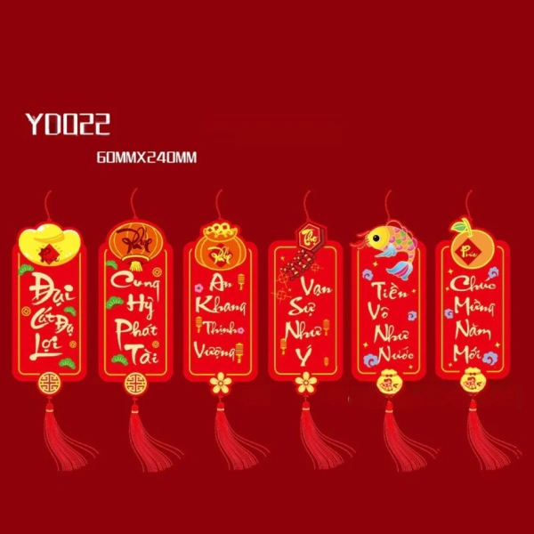 Không phải chỉ là ánh sáng, những chiếc liễn treo trên cây mai lại quyết định cảm giác ấm áp của không gian Tết.