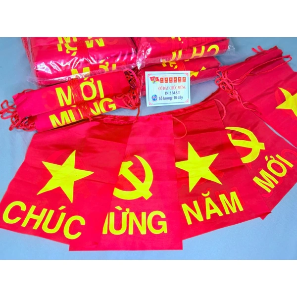 Không phải màu sắc mà độ dài 10 m của cờ dây lại là yếu tố quyết định không khí chúc mừng năm mới thực sự.