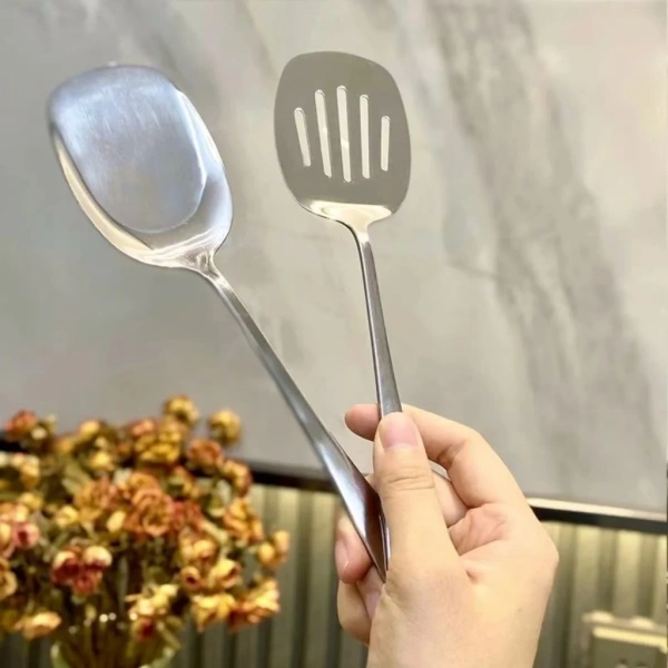 Kích thước 22,5 cm của xẻng inox lật chiên xào thực sự giải quyết vấn đề bám dính trong bếp