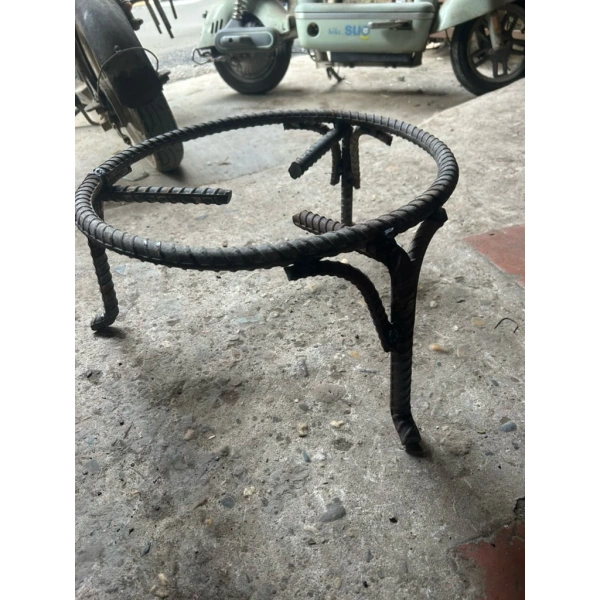 Kích thước kiềng tròn thép ảnh hưởng bất ngờ đến cách đun bánh chưng cho mâm cỗ gia đình.