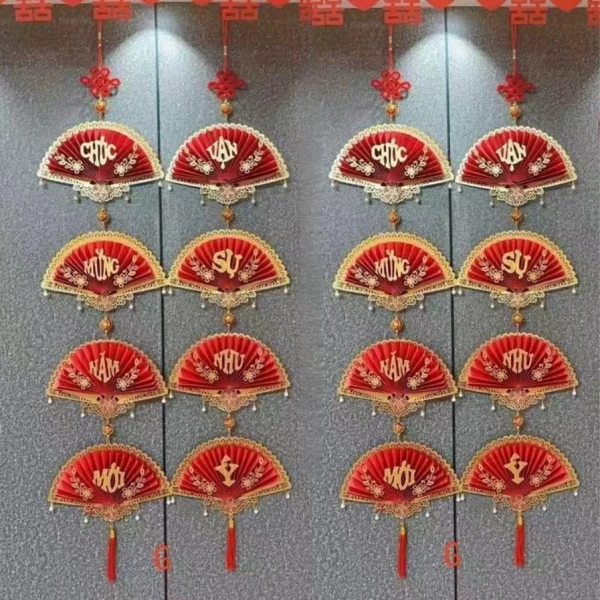 Kỳ vọng câu đối quạt vàng sẽ mang lại may mắn cho Tết Nguyên Đán 2026 nhưng thực tế lại khiến góc nhà trở nên chật chội.