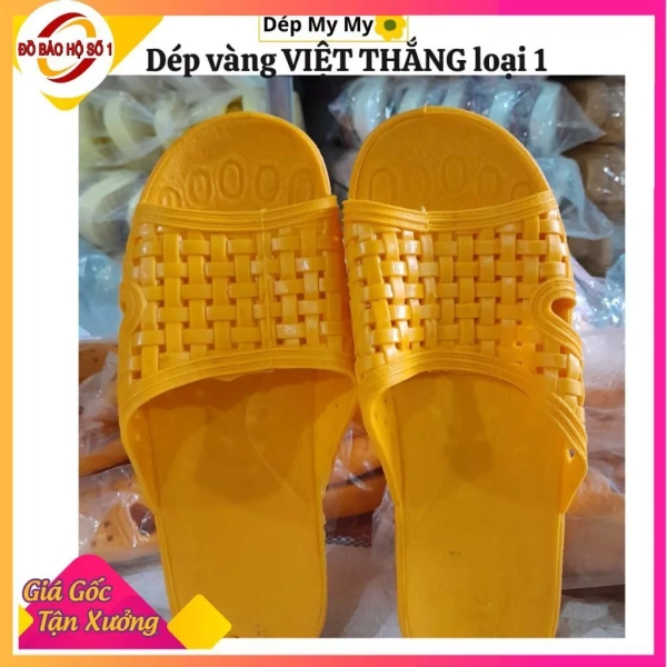 Lần đầu để trẻ thử dép tổ ong trong nhà, chợt nhận ra độ bám sàn chưa đủ an toàn