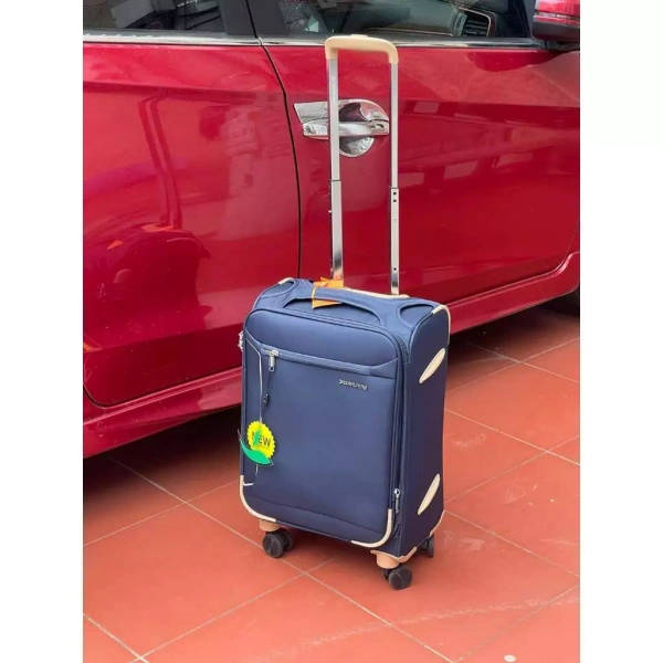 Lỗ gắn dây trên vali siêu nhẹ 4 bánh 20 inch: chi tiết bé nhỏ mà nhiều người chỉ nhận ra sau chuyến đi dài