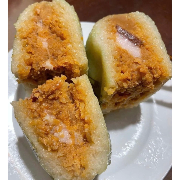 Lớp cáy hoa vàng trong bánh chưng mật thịt làm thay đổi hương vị Tết, khiến nhiều người nhớ lại hương vị truyền thống.