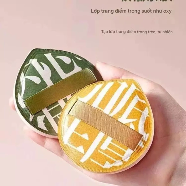 Lớp nền mềm mịn giữ ẩm suốt ngày, nhưng khi phủ bột dẻo đặc biệt da lại cảm thấy bết dính và khó thoải mái