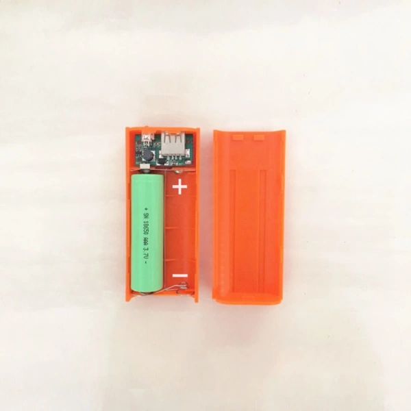 Mất nguồn giữa đường, chỉ một hộp pin sạc dự phòng tháo rời 2 AA 5V/1A vẫn giữ điện thoại và đèn pin hoạt động