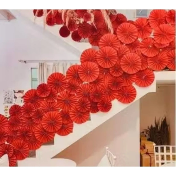 Màu đỏ đậm của quạt giấy trang trí làm không gian bừng sáng, nhưng việc gập mở liên tục lại gây mỏi tay