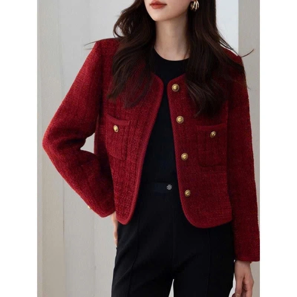 Màu đỏ mận của áo khoác da tweed khiến người mua phải xem lại cách bảo quản trong mùa đông