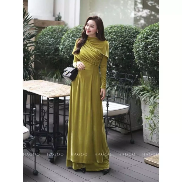 Màu đỏ và xanh cờ trong áo dài nhung kèm quần: sự tự tin ban đầu nhưng bất ngờ khi giặt giũ