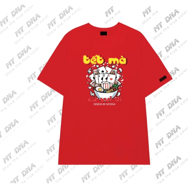 Màu đỏ xanh trắng trên áo thun đồng đôi tạo cảm giác đồng điệu nhưng lại gây khó khăn khi phối trang phục ngày Tết