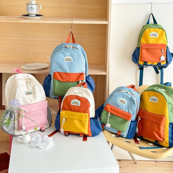 Màu pastel dễ thương thu hút khi chọn ba lô trẻ em, nhưng độ bền tay cầm lại thường bị lãng quên
