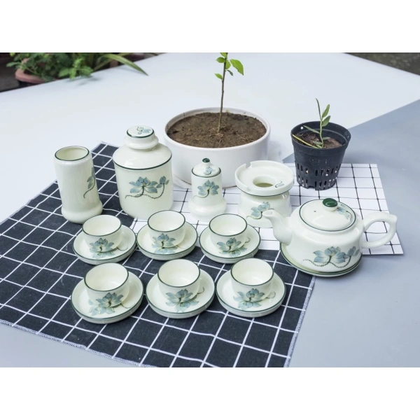Màu xanh nhạt của họa tiết hoa sen trên bộ ấm chén Bát Tràng biến không gian trà buổi sáng thành khoảnh khắc thư giãn