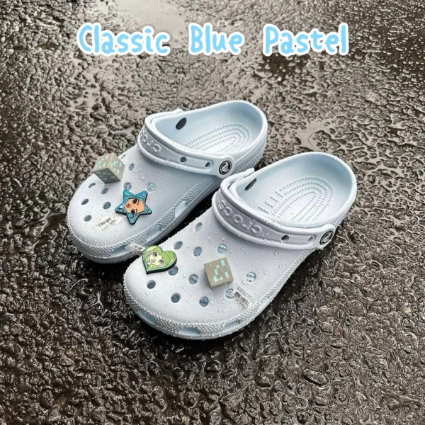 Màu xanh pastel nhẹ nhàng của dép sục trơn thường che giấu nỗi lo về độ bám chân trên sàn nhà ẩm.