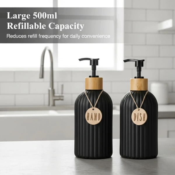 Mở nắp hộp đựng xà phòng 500ml trong tủ bếp thường khiến nước rửa tay tràn ra làm bếp bẩn hơn