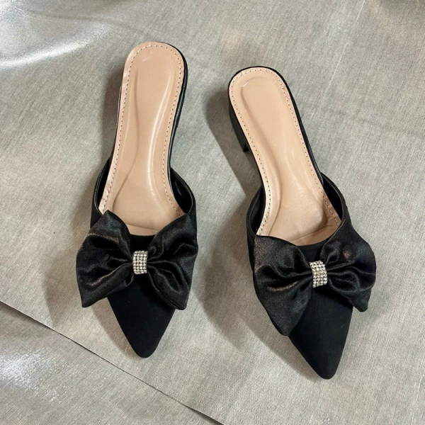 Mơ tưởng sự êm ái suốt cả ngày, nhưng độ trơn của đôi dép sục lại gây bất ngờ trên sàn gỗ.