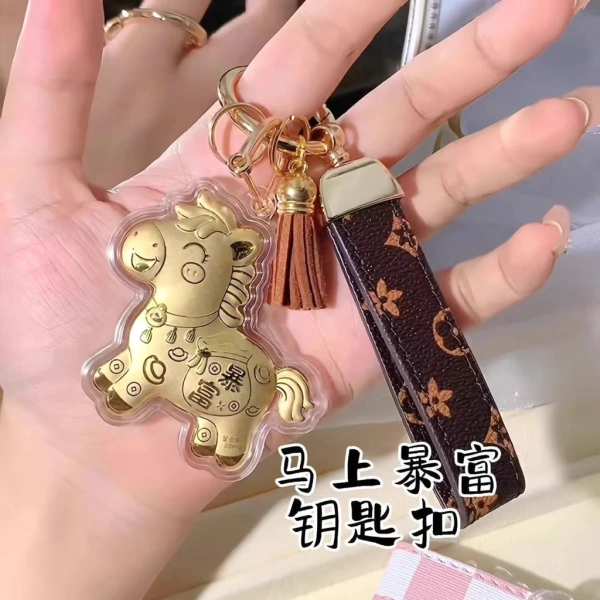 Móc khoá ngựa vàng có charm Bính Ngọ 2026 có thể khiến thói quen bảo quản chìa khoá thay đổi bất ngờ
