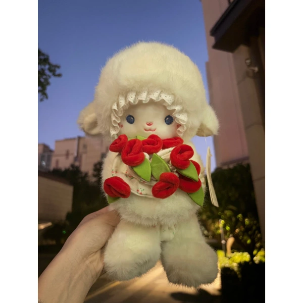 Món gấu bông cừu trắng kèm hoa hồng bất ngờ giữ ấm cảm xúc Valentine lâu hơn dự kiến