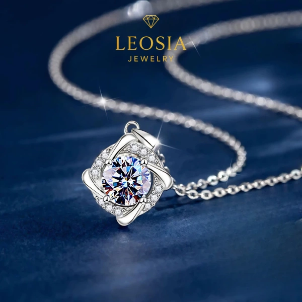 Món quà sinh nhật lấp lánh chỉ thực sự tỏa sáng khi vòng tay Moissanite giữ được độ rạng ngời qua cả ngày bận rộn.