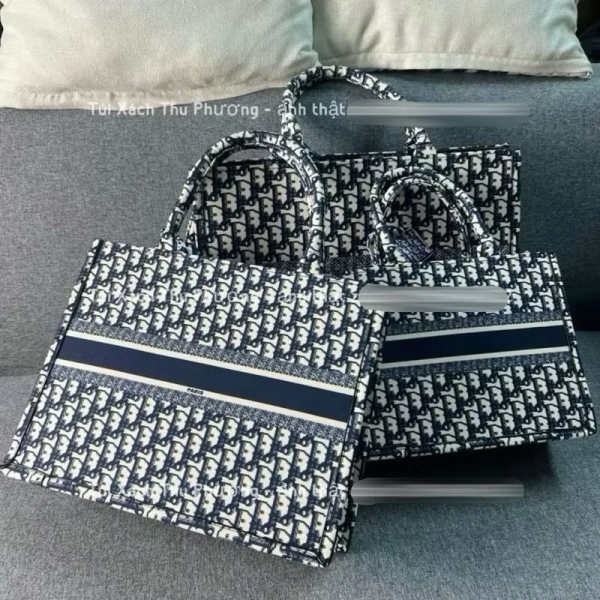 Một chiếc túi tote du lịch dày dặn có thể khiến bạn phải suy nghĩ lại về cách xếp đồ cho chuyến đi