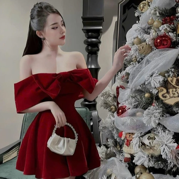 Một nơ nhỏ trên đầm ngắn xếp ly có thể quyết định mức độ tự tin trong buổi đi chơi tối nay