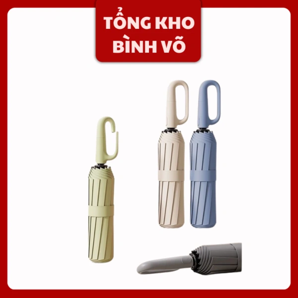 Mưa rào đột ngột, việc treo ô gấp gọn tay cầm vào dây áo thật sự thay đổi cả ngày