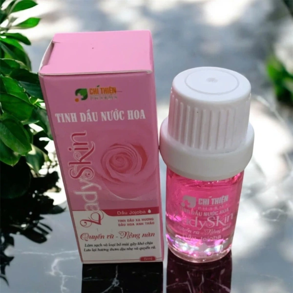 Mùi hương hoa vườn ký kéo dài suốt ngày khiến người dùng đặt lại tiêu chuẩn lựa chọn nước hoa 5ml lưu hương 24h