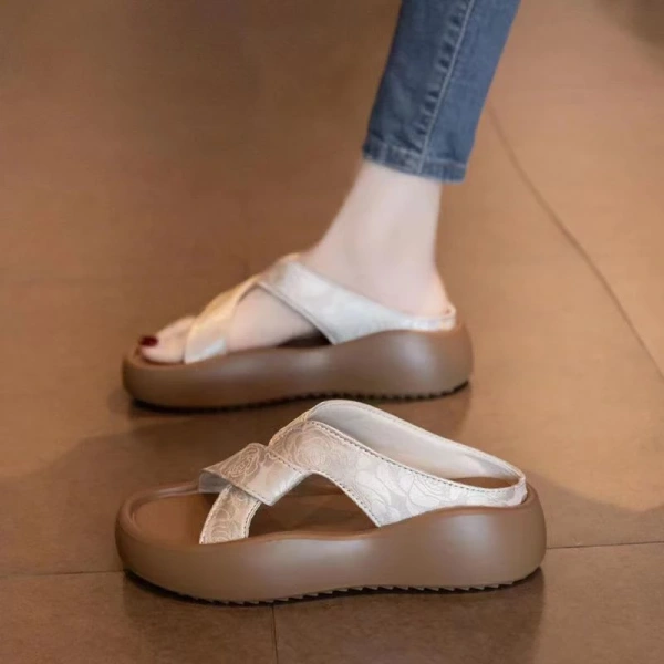 Nếu nghĩ đế dày của sandal mùa hè sẽ luôn giữ chân mát, thực tế trên bãi biển lại có gì bất ngờ?