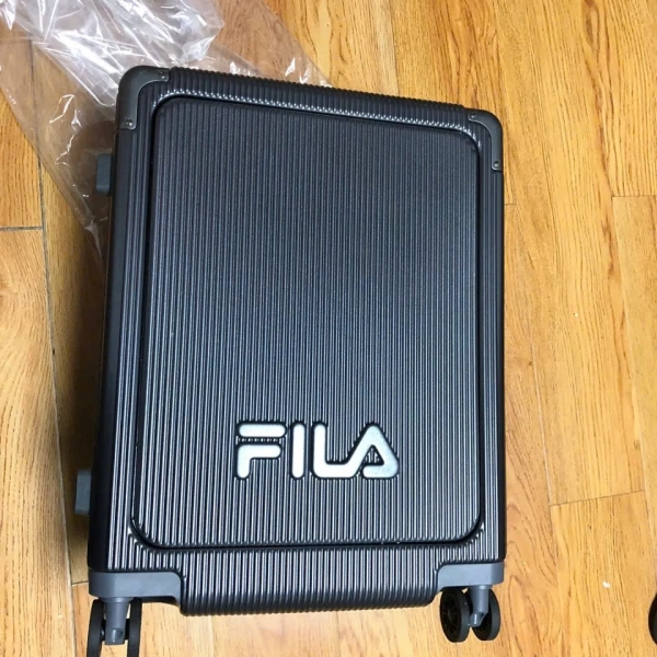 Ngăn laptop trong valy cabin 20 L thực sự giúp sắp xếp đồ dùng gọn gàng khi di chuyển công tác