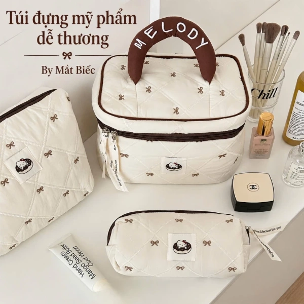 Những chi tiết nhỏ của túi vải có khóa kéo khiến việc mang mỹ phẩm và dụng cụ học tập bớt lo âu hơn.