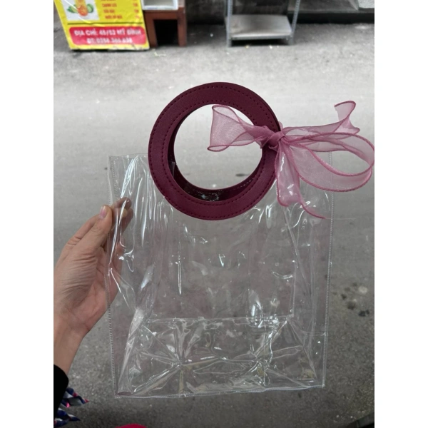 Những chi tiết thường bỏ quên khi dùng giỏ xách mica để trang trí quà Tết