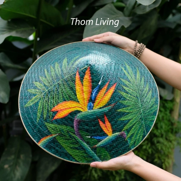 Nón lá sang trọng tôn áo dài nhưng đôi khi lại gây cảm giác nặng nề ở vai bất ngờ