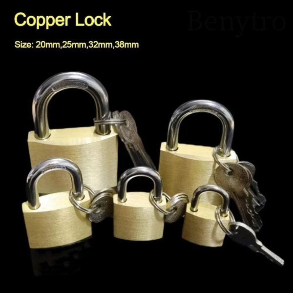 Ổ khóa đồng 3 phím có vẻ hoàn hảo, nhưng thực tế khi mở nhanh trong sân bay lại gặp bất ngờ.